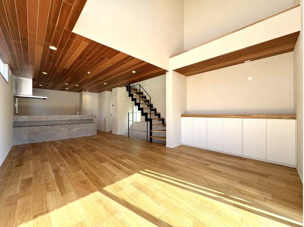 陽当たり良好で吹き抜けのリビング