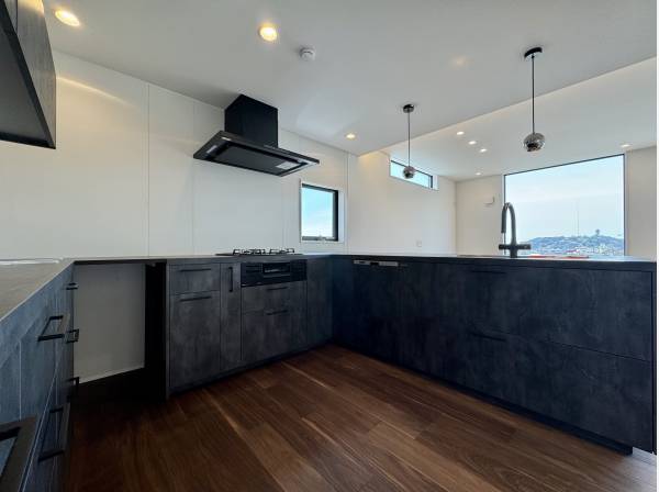 重厚感あるキッチンが空間を引き締める主役に！