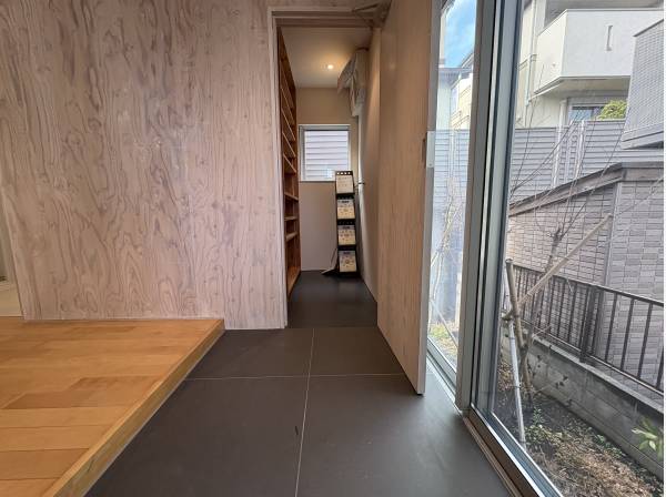 玄関から開放的ですよ！