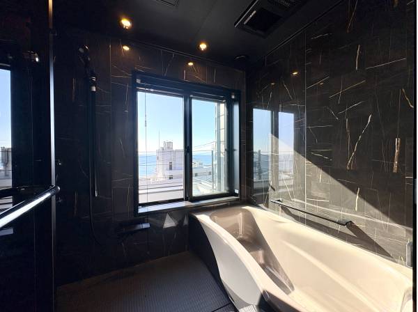 ホテルライクなオーシャンビューバス。
