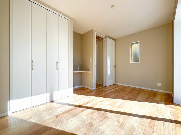 重宝しそうなカウンターを配した南西向きの居室