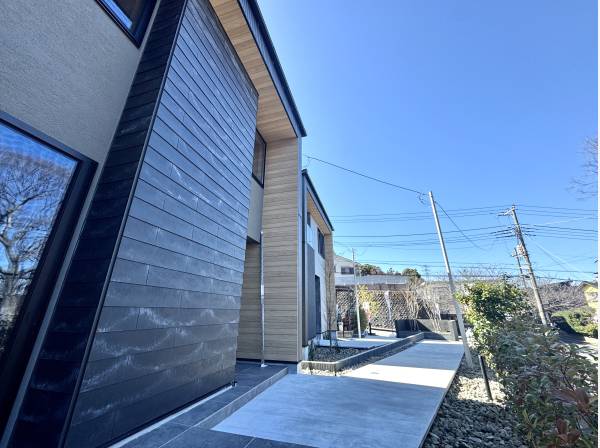 邸宅感を際立たせる趣のある玄関アプローチ