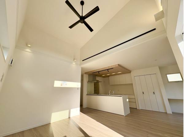 吹抜け仕様の天井のため、開放感あふれる住まいとなります