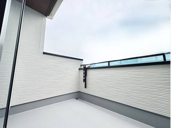 南向きバルコニーでは、広々洗濯物を干せます