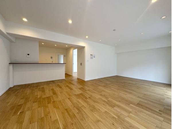 木の温もりを感じる床材。開放的なLDK