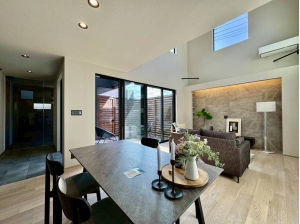 吹き抜け天井で開放的です！