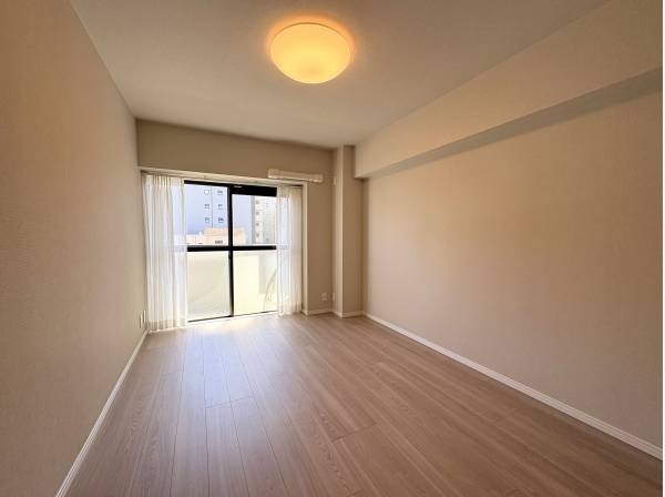 リビング横の１部屋も南向きで陽当り良好

