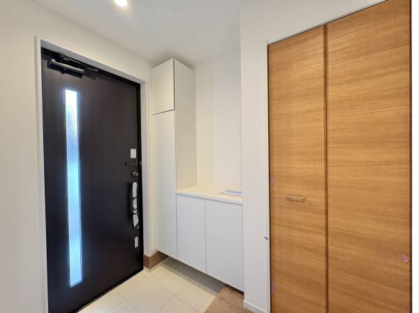 広めにとった玄関ホールは開放感がございます。