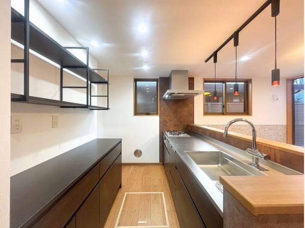 シックな雰囲気でまとめられた統一感のあるキッチン