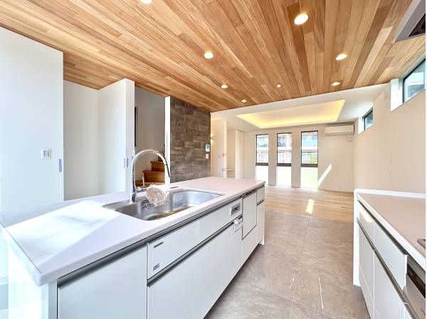 キッチン、ダイニング床は大理石調タイル