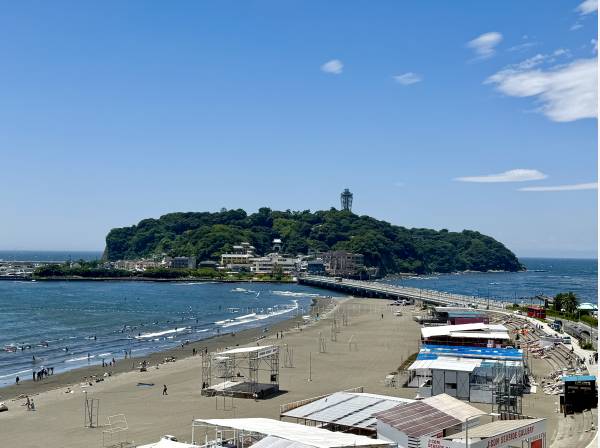江ノ島を正面にこの近さで