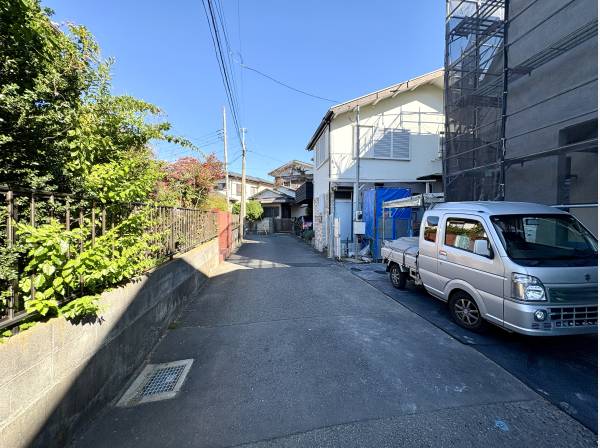 前面道路公道約4ｍ　交通量が少なく駐車しやすい立地です