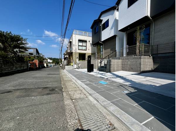 前面道路もゆとりがあるので駐車も楽々です。