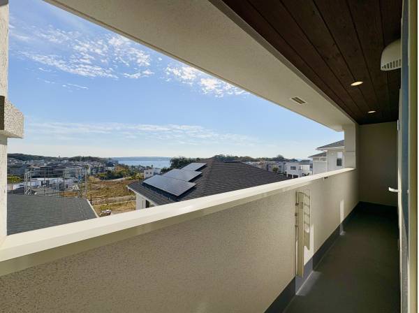 バルコニーは2カ所あり、心地のよい潮風を感じれます