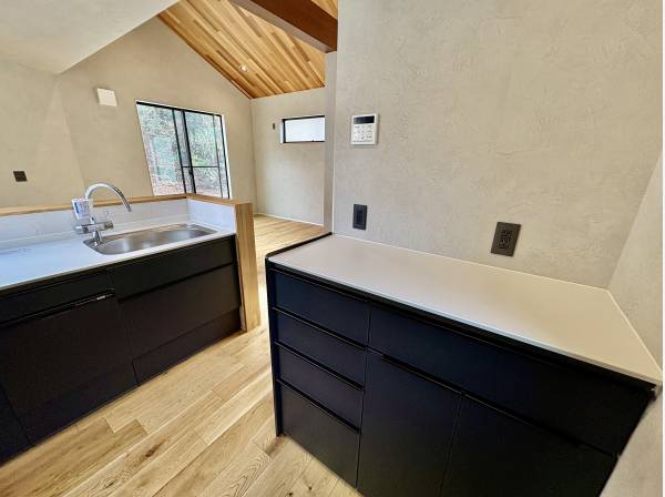 キッチンの裏側には収納スペースもタップリ。