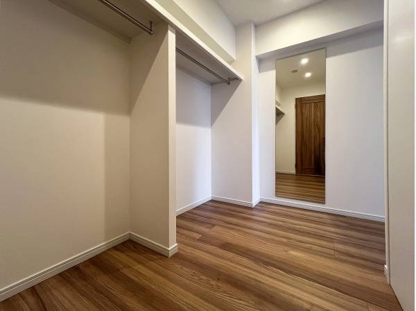 奥行きたっぷりのWICはシーズンウェアや嵩張る日用品をスッキリ収納