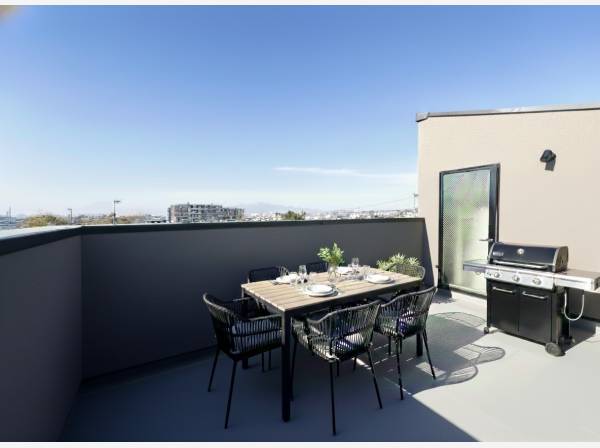 屋上ルーフバルコニーはBBQなどを楽しめるプライベート空間※家具等はCGによるイメージ