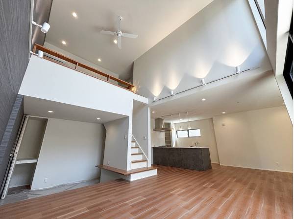 ３０帖近い吹抜リビングはご覧の通りの開放感