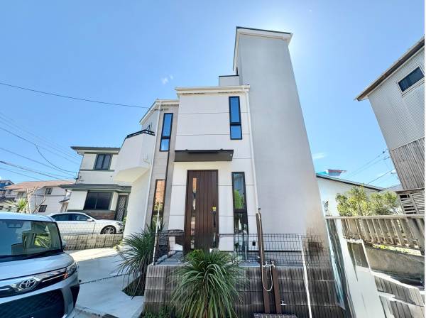 海帰りも安心な屋外シャワー完備！スタイリッシュな白い外観！