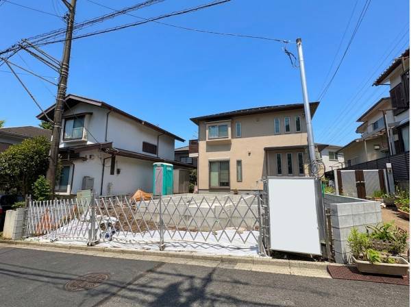 低層住宅が建ち並ぶ落ち着いた住宅街の一画