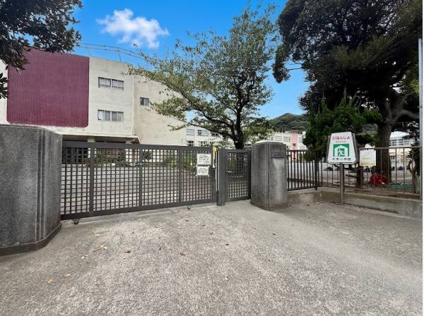 久木小学校まで徒歩約1分（約80m） お子様の通学も安心の距離です