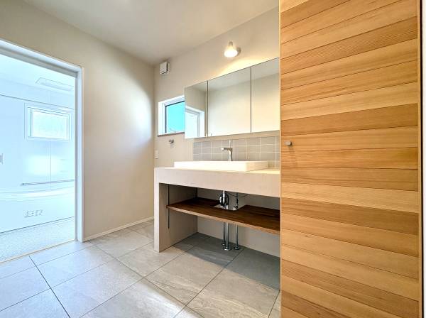 パウダールームも造作でお洒落な空間に