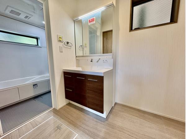 洗面スペースもゆったりと