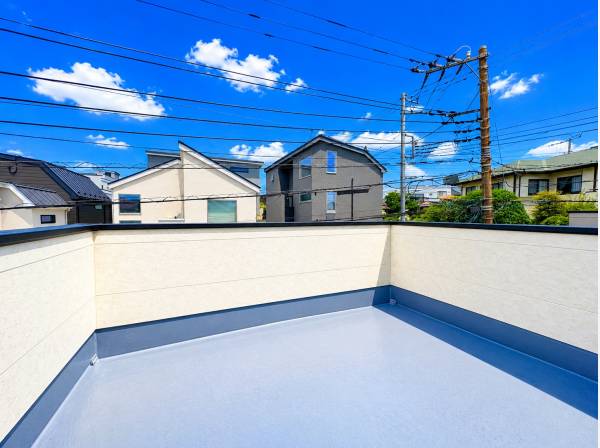 約10㎡くらいの広いバルコニーつき！