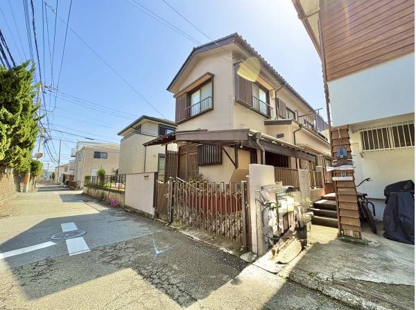 現況は、古家がございます。解体工事などお気軽にご相談ください