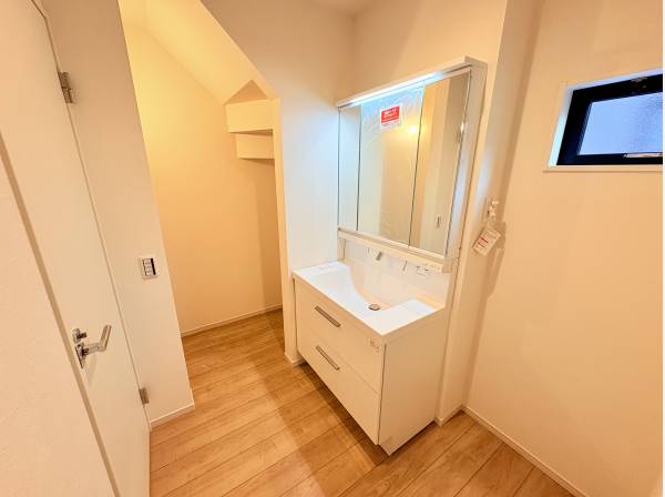 収納力のある三面鏡洗面台。毎日の身支度もスムーズで快適に