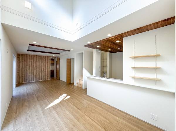 白×ウッドで統一された開放的なLDK