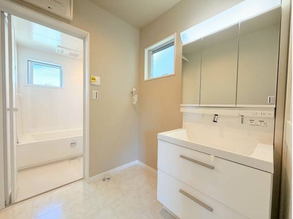 洗練されたパウダールームとバスルーム