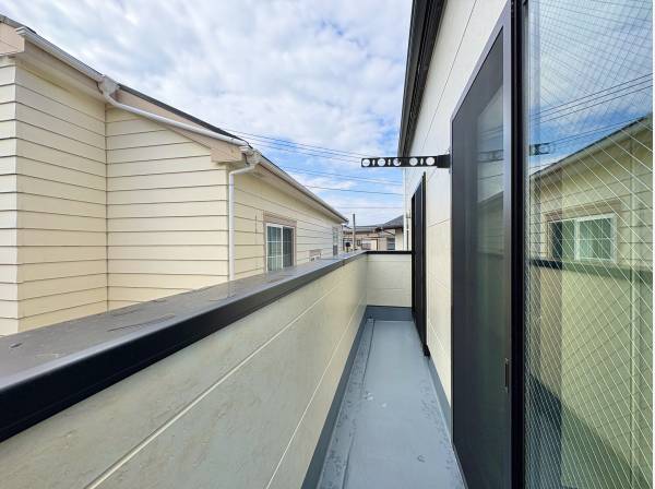 広々としたバルコニーです。
ご家族皆様のお布団など、十分に干せる広さです。