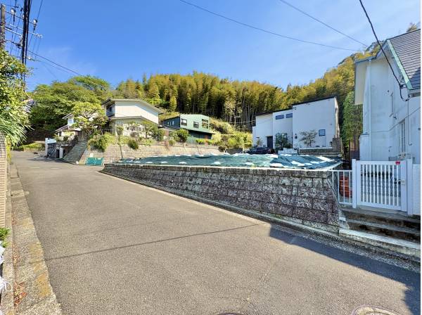 空が広く緑の多い閑静な趣を感じる環境です