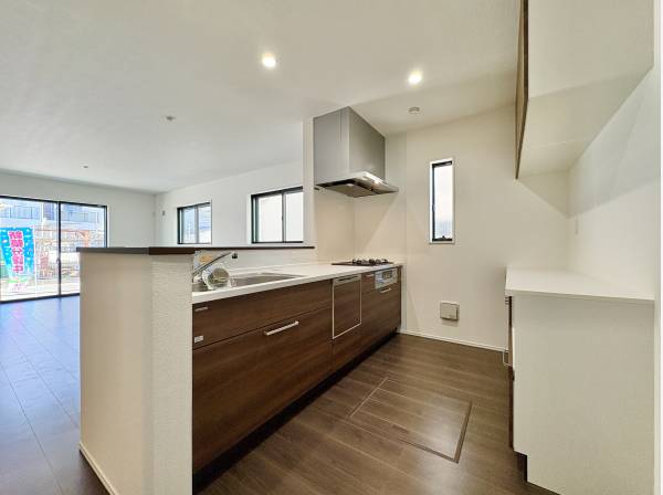 リビングを見渡すキッチン