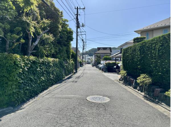 前面道路は幅員約5.5mと広々/素敵な家が建ち並ぶエリアです