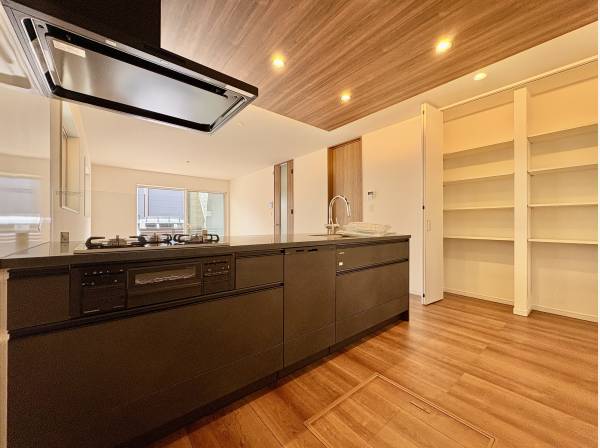 キッチン横にはパントリースペース