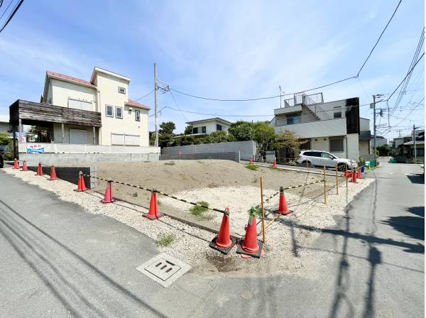 東西南の三方向角地につき開放感のあるロケーション。