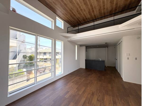 高い天井、大きな窓からは陽が差し込みます