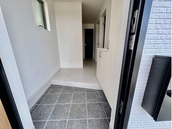 玄関には家族分のシューズクロークがあります。