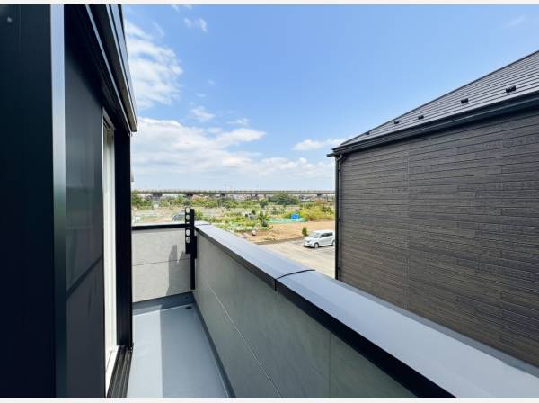 バルコニーは前面がひらけているため風通し良好