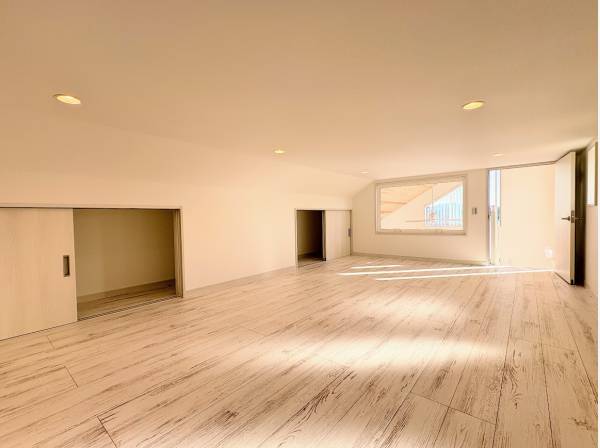 LDKの階段を昇ると約10帖のロフト