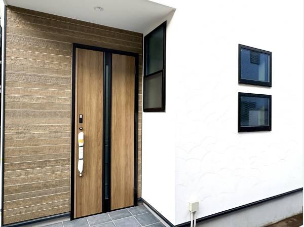 外シャワー完備、駐車は2台可能です。