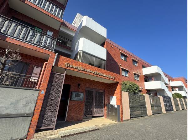 重厚なレンガ調のタイルに白のアクセントが際立つ佇まい