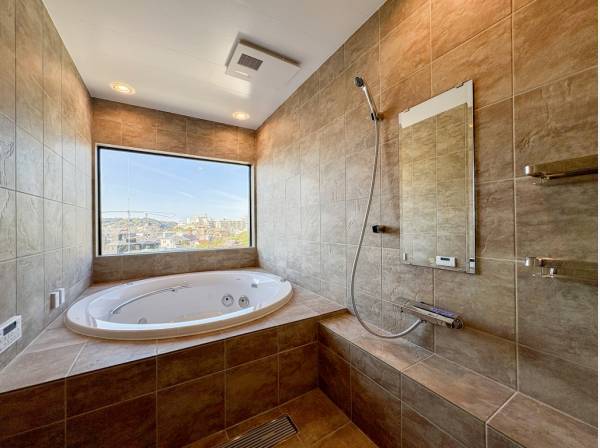 オーシャンビューのバスタブにはジェットバス機能付き