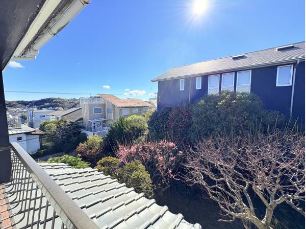 バルコニーからは抜け感のある逗子の風景