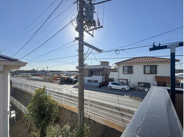 洗濯物が気持ちよく乾きそうな陽当たりの良いバルコニー