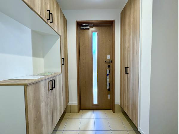 収納力が魅力の玄関ホール