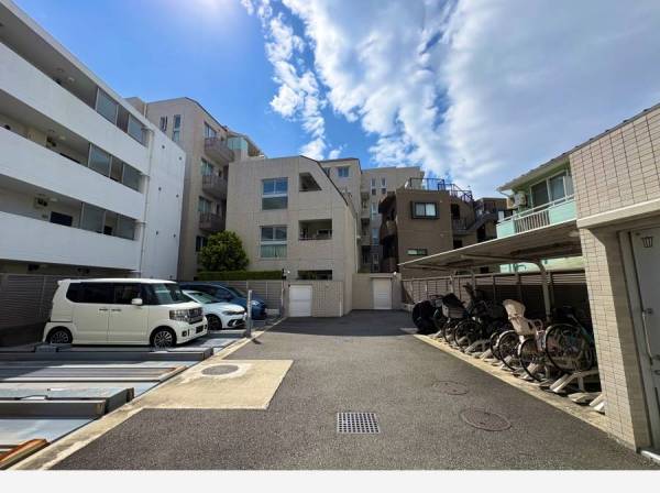 ゆとりある敷地に設けられた駐車スペース