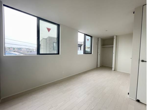 将来的には2部屋に分割可能な約9帖の洋室